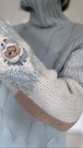 pastelowy sweter 70% wełna / M